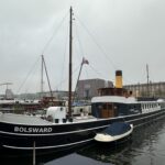Woonschip Bolsward exterieur boeg met bijboot vanaf kade