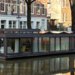 Woonark Caatje 5 vanaf het water gezien